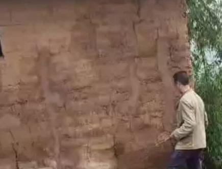 年久失修的土坯房如何加固?使老房子既能保证原汁原味又能经受住风吹日晒?欢迎大神们在评论区交流!#装修 #农村自建房 #我的乡村生活 #创作灵感 #施工现场实拍 @抖音小助手 @抖音创作者中心 @DOU+小助手