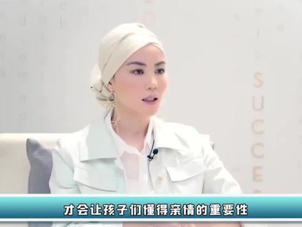 王菲两女儿罕见同台:李嫣长得亭亭玉立,窦靖童唱歌深得王菲真传