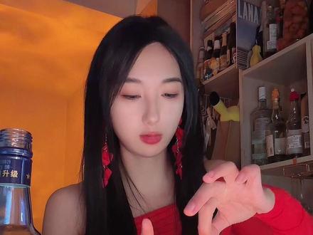 兢兢业业下班 勤勤恳恳喝酒
#新年调酒 #下班仪式感 #蓝瓶一出马调啥都很搭#红星二锅头