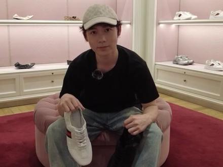 🧐🛍️今日来沉浸式感受Demna的设计 Demna的第二个系列Generation GUCCI正式上架门店,看完明星们的演绎后,我迅速到门店一探究竟。有很多时装精品上身后完全心动!然而可惜的是,安乾镐同款皮衣,以及其他版型好到尖叫的牛仔裤纷纷售罄,想试都没得试……从目前的销售情况来看,爱上新GUCCI,的确是人之常情。
#hello时尚季 #Gucci #GenerationGucci #resee #探店