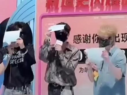 来自听潮阁启的豹纹卡@𝑇.Ka💚 #听潮阁启ka#听潮阁启二创#听潮阁二创#听潮阁#ka的马卡龙专柜