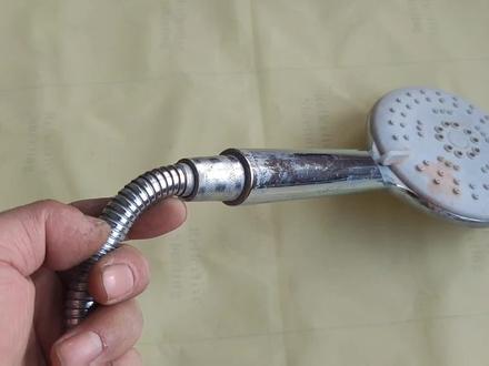 淋浴花洒软管破裂漏水,先别扔,教你不花一分钱就能修复如新