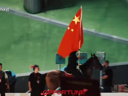 东道主中国队于适手持国旗骑马飞驰出场,热烈无须
多言!
2025年全国骑射巡回赛总决赛暨环球骑射大师赛#于适