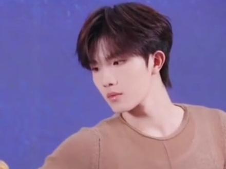 #苏新皓米兰时装周 #苏新皓 #米兰男装周 排面拉满,带货能力也是惊人,弟弟的看秀造型VS机场造型,你更爱哪套?#时装周 #top登陆少年