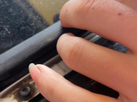 现代起亚天窗关不上,关到一半自动后退,清洗天窗外导轨,重新打上润滑油可解决问题#汽车保养与维修#同城热榜