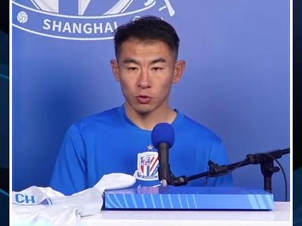 于汉超:我想低调处理退役一事 球迷做的tifo是对我的肯定 在申花赛后,五星北看台请到了已经转型成为教练的于汉超。猴哥聊到了自己退役一事:虽然俱乐部很想办,但自己还是想低调一些。#五星北看台 #上海申花 #于汉超