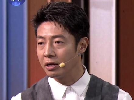 【瘫痪病人脑机接口术后半年能主动鼓掌】 通过脑机接口手术,高位截瘫、无法感知和运动的患者,能通过意念去控制轮椅,或用脑电波驱动机械装置来完成抓握等动作……这些仿佛科幻片中的场景,正在变成现实!近日,清华大学医学院洪波团队在《开讲啦》公布了他们的临床试验进展,我国首例植入脑机接口临床试验手术的受试者老杨也来到现场。老杨的勇气和术后身体恢复的情况,令在场众人大为触动。今晚十点半档,锁定@CCTV1开讲啦 ,一起感受科技的温度!