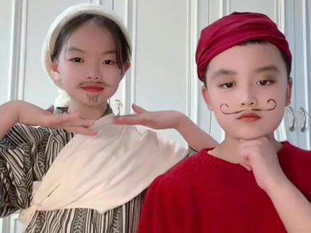妮妮和乐乐 合作手势舞 阿凡提怎么天天都这么开心 哈哈哈哈哈 #两个小朋友 #手势舞合拍愉快 #阿凡提 #阿凡提的故事 #阿凡提的小毛驴