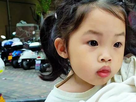 昨天女儿要去歌舞厅那边接养母出院,那边带小孩子不太安全,我就问她要不要把小宝送过来我帮忙照看,让她安心去办事。
才几天没见,小宝就跟我生疏了,不肯让我抱,一直哭闹着要找妈妈。我只好陪着小宝一起过去等着,等到女儿把人顺利接出来。
我问小宝愿不愿意跟我回韶关,孩子直说只想跟着妈妈。看着她们一行人匆匆离去,心里满是心酸不舍。后来去买了英德糍粑,在嫂子家吃过晚饭,又赶回老家开会,忙完二哥还请客吃夜宵,吃完回家冲完凉就休息了。