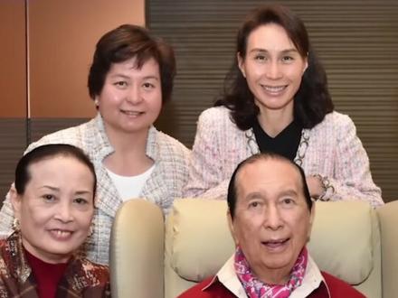 何家第三代现身何超蕸追思会,有人戴耳机有人喝奶茶,惹网友吐槽