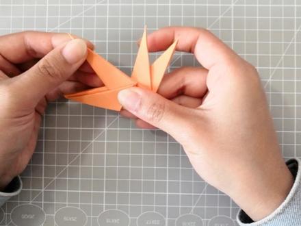 抓住秋天的小尾巴,我们来折枫叶吧,是非常简单的款式哦!