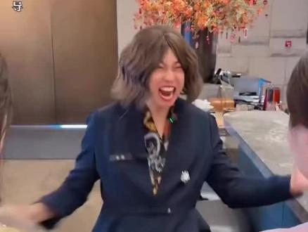 我一直以为看紫薯精是一件很小众的事情#周小闹#紫薯精#寒假工#搞笑 #万万没想到