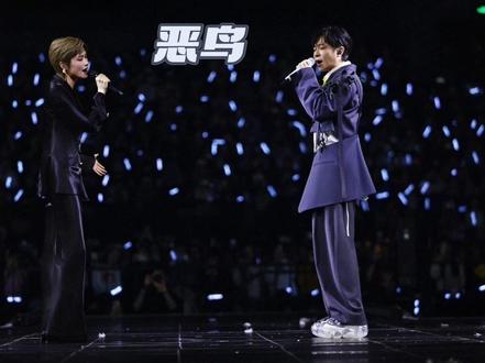 #李宇春 #吴青峰 #李宇春上海演唱会
#李宇春皇后与梦想演唱会
青春版《恶鸟》 👍🏻