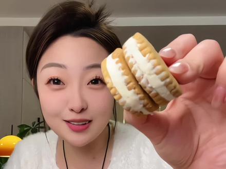 健身教练安利给我的酸奶青稞夹心饼干!专为自律管理期准备的!膳食纤维相当于一根香蕉!酸甜酥脆满口都是酸奶的香味!#饼干#青稞#自律#解馋#甜品控