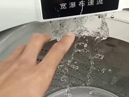 洗衣机在清洗衣服是,洗衣机老是中途停止显示e4的原因和解决方法有哪些?专业的师傅给你介绍相关原因~#洗衣机显示e4 #专业的事交给专业的人 #海信电视 #家庭必备洗衣神器 #家电维修小技巧