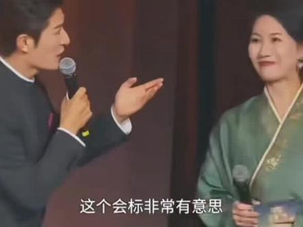 网友 : 汉服是中国传统服饰,有礼仪之大,故称夏。有服章之美谓之华
汉服的交领右衽,也是汉服独有的标志,
#锁死年轻人的顶流审美是国风 #形制介绍 #交领右衽 #汉服出行 #央视频 视频投稿 : @央视频 致谢