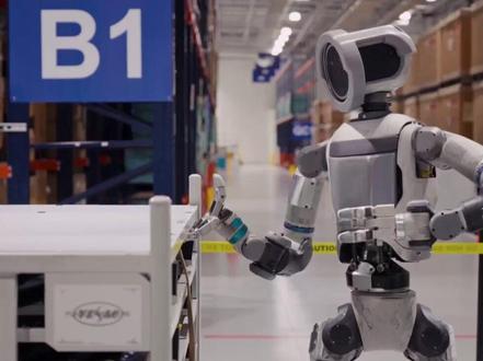 AI 雇人跑腿,还发工资?AI公司CEO 都在排队打工? 海外开发者Alex搞了一个网站,RentAHuman.ai 。
AI 可以花钱雇人去线下干体力活了。 只要通过 MCP 协议,AI 就能自己下单、选人、发工资,连科技公司 CEO 都在排队等着给 AI 打工?究竟是怎么回事?一起来看看。#RentAHuman #机器人 #Clawdbot #OpenClaw #AI编程 #AI#人工智能#科技#前沿科技