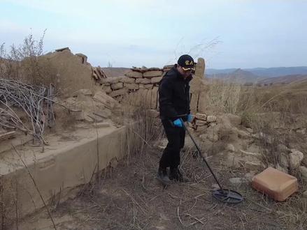 山西帮粉丝老宅探宝,有人知道视频最后的玩偶代表什么意思吗?为什么还插着银针?#金属探测器 #户外探宝