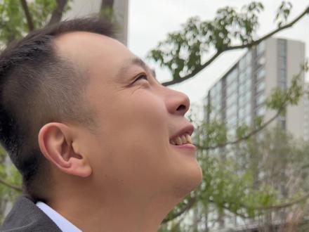 2020年小向去上海工作之前,因为从来没去过这么大的城市,心里很是忐忑。为了给他打气,我跟他说:“只要你在上海工作稳定了,我们就在上海安家。” 后来兜兜转转,小向在2024年上半年顺利拿到了上海户口,我们也在当年十月定下了这套房子。一转眼到了2025年年底,我们的新家终于要交付了,我也终于兑现了当初的承诺~ 希望未来的日子里,我们都越来越好~最最最重要是,你在我身边~#愿岁月温柔以待 #我们的家 #收房啦 #在你身边