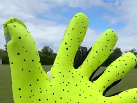 足球守门员的秘密:手套如何“黏”住炮弹般的射门? #守门员手套 #涨知识 #大开眼界 #足球