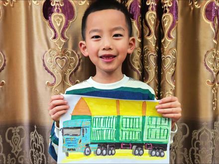 一年级小朋友迷上大车!一支笔,画出了他的世界。
#画画其实很简单 #爱画画的小朋友 #一年级#半挂车 #零基础