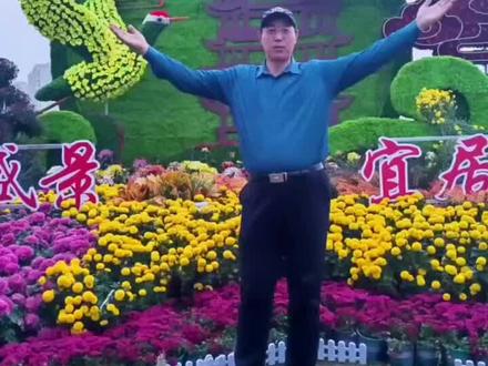 又是一年菊花香,
缤纷色彩映秋光。
满城芳菲添锦绣,
杜公湖畔醉斜阳。