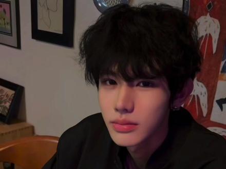 你也会遇到一个愿意替你剥鸭脖的男生 #绝味鸭脖#氛围感#卷毛