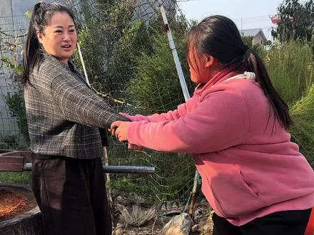 路萍这个脚啊一个月得去给弄一次#我的农村生活