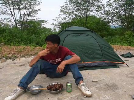 发现一个比较阴森恐怖的地方露营在这里可以练胆晚上你敢住这里吗
