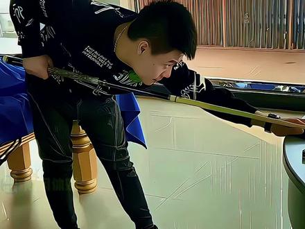 张堃鹏圆桌球台也能轻松拿捏 #台球#台球是一种生活 #中八台球 #张堃鹏