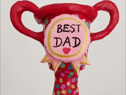 【父亲节专属仪式感🎉】3岁+宝贝就能做的粘土奖杯🏆 爸爸感动哭!
> 谁说小朋友不能给爸爸颁奖?👑
> 这个父亲节,仪式感必须拉满!
> 用家里都有的 黏土 + 一次性纸杯 + 饮料瓶,
> 就能做出超有爱的 专属爸爸奖杯!✨
✅ 超简单!3岁以上小朋友都能上手,揉揉捏捏超开心~
✅ 超省钱! 废物利用,环保又有创意!
✅ 超有爱! 亲手做的礼物,藏着宝贝满满的心意❤️
✅ 仪式感MAX!让宝贝给爸爸“颁奖”,爸爸心都化了!🥰
爸爸嘴上说“不用礼物”,
但收到这个“世界最佳爸爸”奖杯时,嘴角都快咧到耳朵根啦!😁
视频里有超详细步骤哦~
快给娃安排上,让爸爸过个难忘的父亲节吧!💖
#父亲节手工 #亲子手工 #父亲节礼物 #废物利用 #粘土手工