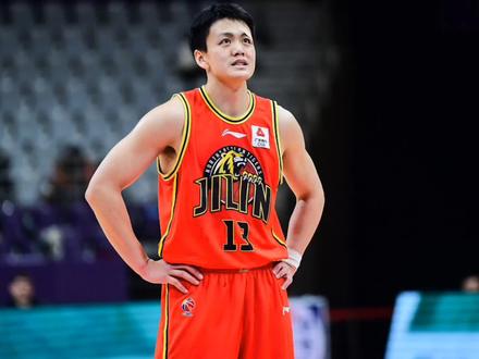 姜宇星再次落选中国男篮,杜锋为何不选他?前锋缺人在硬撑吗?