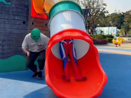 #赛罗奥特曼 #挠痒痒 #二次元 鱼头怪躲在滑梯下面,挠赛罗脚心