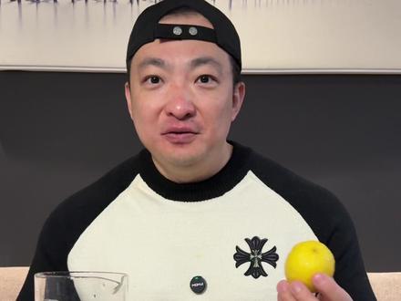 自制柠檬水 好喝过茶饮店 外边儿买的柠檬水太贵了,自己做的又老感觉发苦没那么好喝,今天教大家怎么做和茶饮店里一样好喝的柠檬水。
#自制饮品 #美食 #柠檬水 #减脂餐 #夏日减脂大作战
