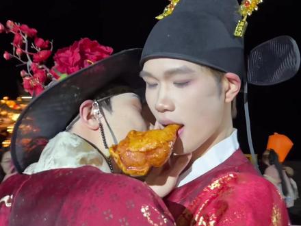 还不来,小黄鱼已经开始喂鸡腿了!#葛仙村npc #npc