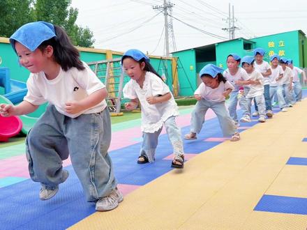 #幼儿园创意搞笑视频 #幼儿园的小可爱
人类幼崽的模仿能力到底有多强?
请欣赏这波自带B G M 的摇摆舞步吧😂
#幼儿园的小老太