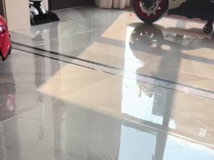 @友望洗地机官方账号 @友望洗地机官方小助理 @友望官方旗舰店@12345有事您说话 快来处理管一下你家洗地机,除了刚收到第一个星期有水渍没啥别的毛病,没过多久就开始各种问题不断,这才收到一两个月把我们彻底逼崩溃。1.水渍,别说让我开最低水量,我开了开了开了!!!就是满地水渍。2.吸力,我想问问为什么别家吸尘器毛毛都是往里吸,你家的往外吹什么意思?碰到小毛毛根本吸不起来,碰到头发往前推看似吸起来了,往后拉又吐出来了。一个客厅擦不完就海帕堵了??然后又拉回基站重新清洗。3.烘干功能除了第一个月,后面就根本烘干不了了。滚刷臭的要命,每次都是自己把滚刷卸除下来,重新清洗重新晾晒。自己用手掏里面的垃圾😭那么我多花钱是请了个大爷回来吗????4.说可以拿回去维修,我翻看了小红书很多案例,怎么拿回去修的是什么样回来还是什么样,碰到好的师傅给修好了最多维持一个月又坏了。你家洗地机是纸糊的,还是欺骗儿童的玩具机?#友望洗地机 #友望垃圾 #友望云朵 #洗地机测评 #友望