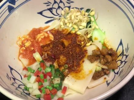 陕西正宗油泼面,撩咋咧#抖音美食推荐官 #陕西面食 #寻味街边小吃 #油泼面 #这一碗好过瘾 @抖音美食达人助手 @抖音小助手 @抖音创作者中心