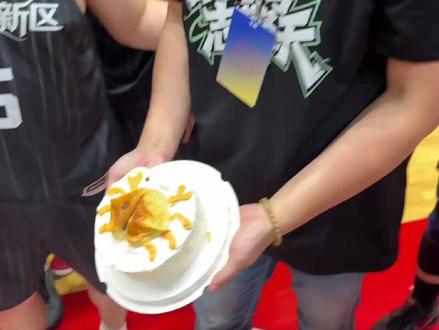 浙BA台州赛区半决赛第二场,台州湾新区队对阵三门队。台州湾新区队火力全开,前三节一路领先,第四节被三门队追至62:62平。加时赛连续得分,以77:72胜三门队,挺进决赛! #浙BA台州赛区 #半决赛 #台州湾新区队 #三门队