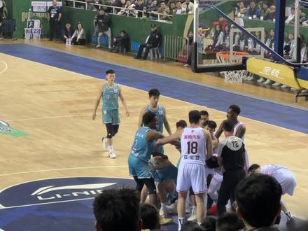 小火了就再补一个硬气的阿日和狂怒的飞#同曦男篮 #来看cba #曾繁日