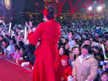 比主持人都厉害的观众,你们见过吗😜 #万岁山晨露 #万岁山二娘 #二娘的秀 #万岁山武侠城 #二娘的秀万人蹦迪现场