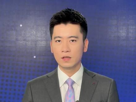 一颗“泡药杨梅”,坏了整个市场。最近,福建漳州“泡药杨梅”事件引发关注,当地部分收购点为让早季杨梅“甜度高、卖相好”,违规滥用“三无”超甜添加剂和违禁防腐剂,甚至自曝“泡过的我们自己都不吃。”
随着事件发酵,严重冲击到同为杨梅产地的浙江市场,大家听到杨梅就害怕,价格腰斩都没人买,杭州、宁波、温州等地水果店及批发市场,有的直接停售,有的销量暴跌。有的电商直播间为了自证清白,只能挂起“不泡药水”的标语。个别黑心商贩毁掉的是整个行业的信任,最终让诚信果农和消费者来买单。
浙江宁波、温州等地启动专项抽检,首轮巡查暂未发现违规添加。咱消费者也没必要谈杨梅就色变,违规只是个别收购点,正规种植基地和绝大多数果农还是恪守底线。守住安全红线,更要保护守法经营者的正当利益,这才是市场该有的公平。#新评 #杨梅 #水果 #食品安全