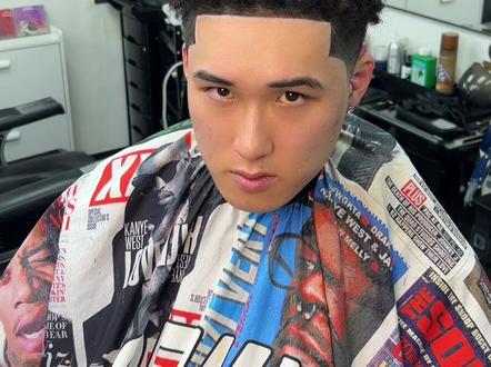 豆·barber·包 在线设计美式发型 又给这个豆包整上嘻嘻哈哈了#真实生活分享计划 #barbershop #烫头发前和烫头发后 #豆包 #黑人烫