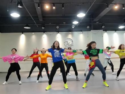 Sexy and I know it完整版视频
#舞蹈课堂随拍 #零基础学舞 #舞蹈让我快乐