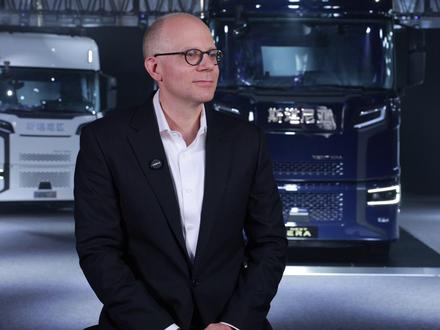 【NEXT ERA重卡耀世发布,销售服务高层独家专访】 近日,斯堪尼亚与传拓集团面向中国这一全球最大卡车市场,正式发布NEXT ERA牵引车系列,以“在中国,更中国”的长期承诺,开启中国长途运输价值重塑新篇。
作为专为中国市场精益化打造的战略产品,NEXT ERA系列深度融入中国运输生态系统,研发过程历经客户深访、海内外实地路测及与经销商、车队客户的持续沟通,将“客户至上”理念贯穿始终。产品由斯堪尼亚如皋工业生产基地制造(该基地为全球第三大生产基地),通过独立运营的NEXT ERA销售服务机构运营,首批车辆将于明年3月正式交付。
产品矩阵涵盖6×4、6×2及4×2等驱动形式,精准覆盖快递快运、冷链物流、普货运输及危险品运输(ADR)等核心场景。以中国卡车司机需求为核心,车辆在燃油经济性、可靠性、安全性上实现全面升级,智能座舱适配本土数字生态,更凭借极具竞争力的全生命周期成本(TCO)优势直击行业痛点。
NEXT ERA系列以“中国制造+中国创造”双轮驱动,既践行本土化生产承诺,又通过场景化适配与全生命周期服务,为中国长途运输行业树立新的价值标杆。#NEXTERA #NEXTERA耀世上市 #长途物流 #重卡 #访谈