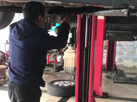 不懂就问一一保养时忽略了汽油滤会产生什么后果?汽油滤过脏→损坏高压油泵→喷油嘴漏油→氧感信号偏移→三元催化烧坏#汽车保养与维修 #宝马