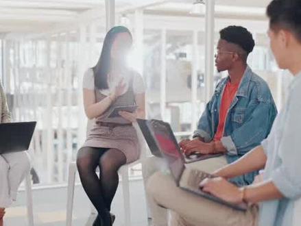 腾讯工程师在深圳总部楼下摆摊免费安装"龙虾",队伍从广场这头排到那头,有人抱着NAS,有人拎着MacBook,这画面是不是像极了十年前大家排队刷安卓系统的那个场景?但这一次,大家抢的不是什么新系统,而是一个叫OpenClaw的开源AI智能体,江湖人称"龙虾"。
大家想一想,为什么一只"龙虾"能让从深圳四年级小学生到年近70岁的非遗专家都趋之若鹜?其实逻辑很简单,因为OpenClaw干了一件所有大模型都没干成的事——它让AI从"动口"变成了"动手"。以前你跟ChatGPT聊天,它再聪明也只能给你建议,最后还得你自己去操作电脑、整理表格、发邮件。但OpenClaw不一样,你授权之后,它真的能打开你的软件、读写文件、自动填表、甚至7乘24小时帮你监控数据,相当于给你配了一个不知疲倦的"数字员工"。
这意味着什么呢?这意味着AI终于从精英阶层的玩具,变成了普罗大众的工具。猎豹移动CEO傅盛春节期间卧床养伤,就靠语音指挥8个AI Agent组成的"龙虾团队",14天产出了10万加的公众号爆款,Twitter百万浏览量,还同步操盘了直播和短视频。这种"人机协作模式"的质变,才是引发全民"养虾"热潮的真正底层逻辑。
但如果我们把视野拉回到宏观层面,会发现这场"龙虾风暴"背后藏着更深层的产业焦虑。2026年,字节、阿里、腾讯三家巨头的资本开支合计超过600亿美元,成千上万张高端算力卡成建制地拉进数据中心。但问题是,如果用户只是偶尔让AI写封邮件、画张图,这种单次交互消耗的Token量根本填不满如此庞大的算力黑洞。巨头们急需一个能持续、自动消耗算力的"Token黑洞",而OpenClaw恰恰就是这个黑洞——它7乘24小时不间断运行,自动调用大模型API,持续产生算力需求。
所以你看,腾讯云为什么要在1月28日就首发一键部署模板,为什么要在总部楼下摆摊?这不是做公益,这是在抢下一代"超级入口"的定义权。当AI Agent成为新的交互界面,谁掌握了部署渠道,谁就掌握了用户触点。字节跳动火山引擎直播教"养虾",飞书每晚直播分享经验,小米内测MiclawAgent想把龙虾嵌入"人车家"生态,阿里、百度全面跟进——这不是简单的工具之争,这是一场关于AI时代"操作系统"的暗战。
#openclaw安装 #龙虾 #浪潮信息 #光环新网 #网宿科技