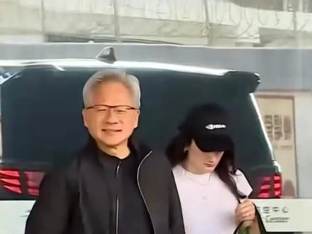 黄仁勋回老家吃川菜父母罕见出镜