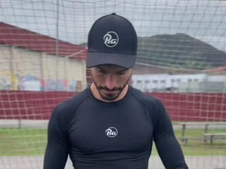 守门员手套很黏能稳稳的吸住足球#有趣#足球#守门员#解压#科普