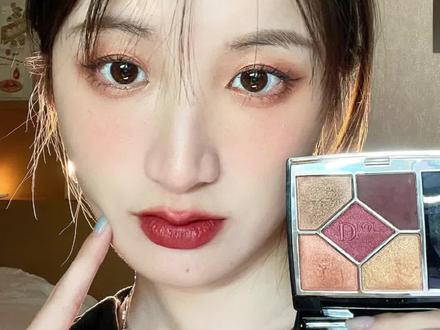 秋冬深邃优雅的女主妆容!红棕色系yyds
#妆容教程 #眼影教程 #眼影盘推荐 #眼影试色 #红棕色眼妆